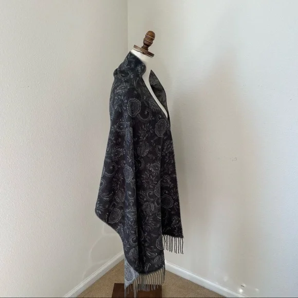 Cashmink V. Frass Soft Acrylic Fringed Black and Gray Scarf - Picture 7 of 8
